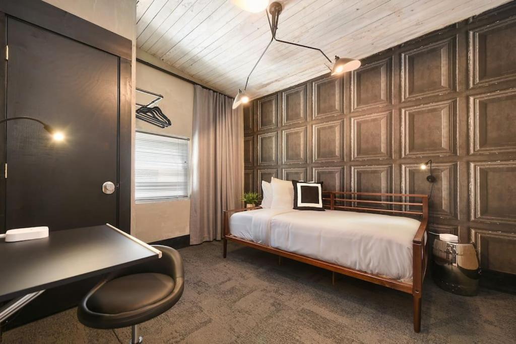 HostWise Stays - The Ridgway - 2 Apts in 1 - Great Privacy, Designer Space, Pittsburgh