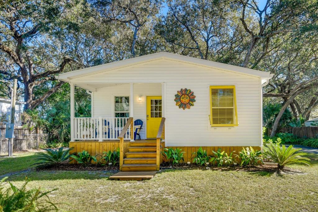 The Hammock Cottage with Fire Pit Less Than 1 Mi to Beach!, Palm Coast