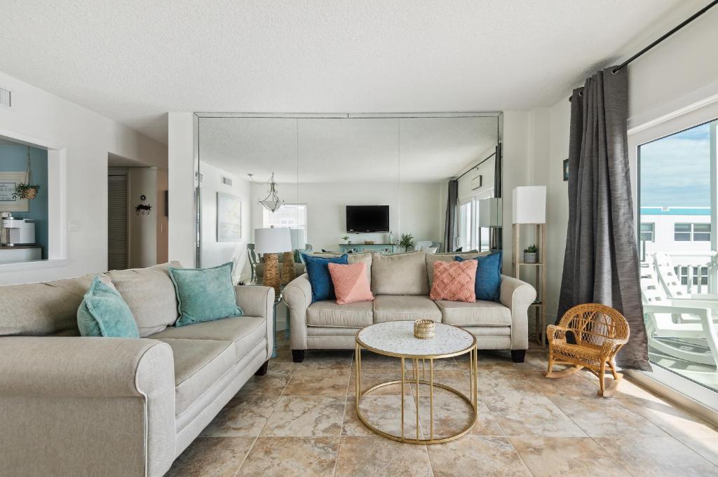 Sunrise at the Beach - 2BR Apt with Scenic Views, Satellite Beach