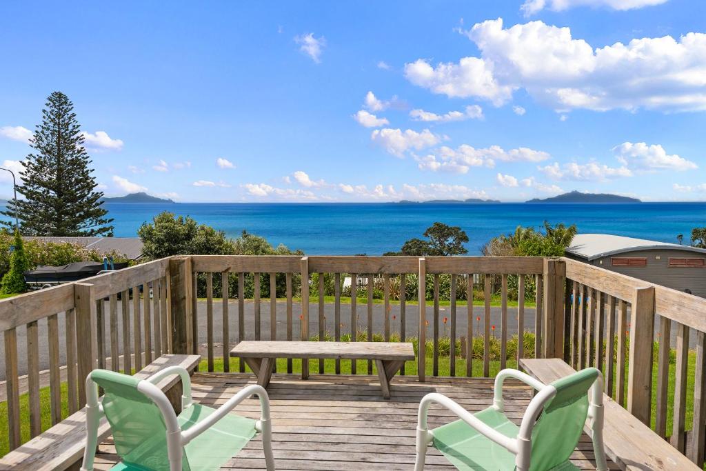 Bay View Bach - Langs Beach Holiday Home, Waipu