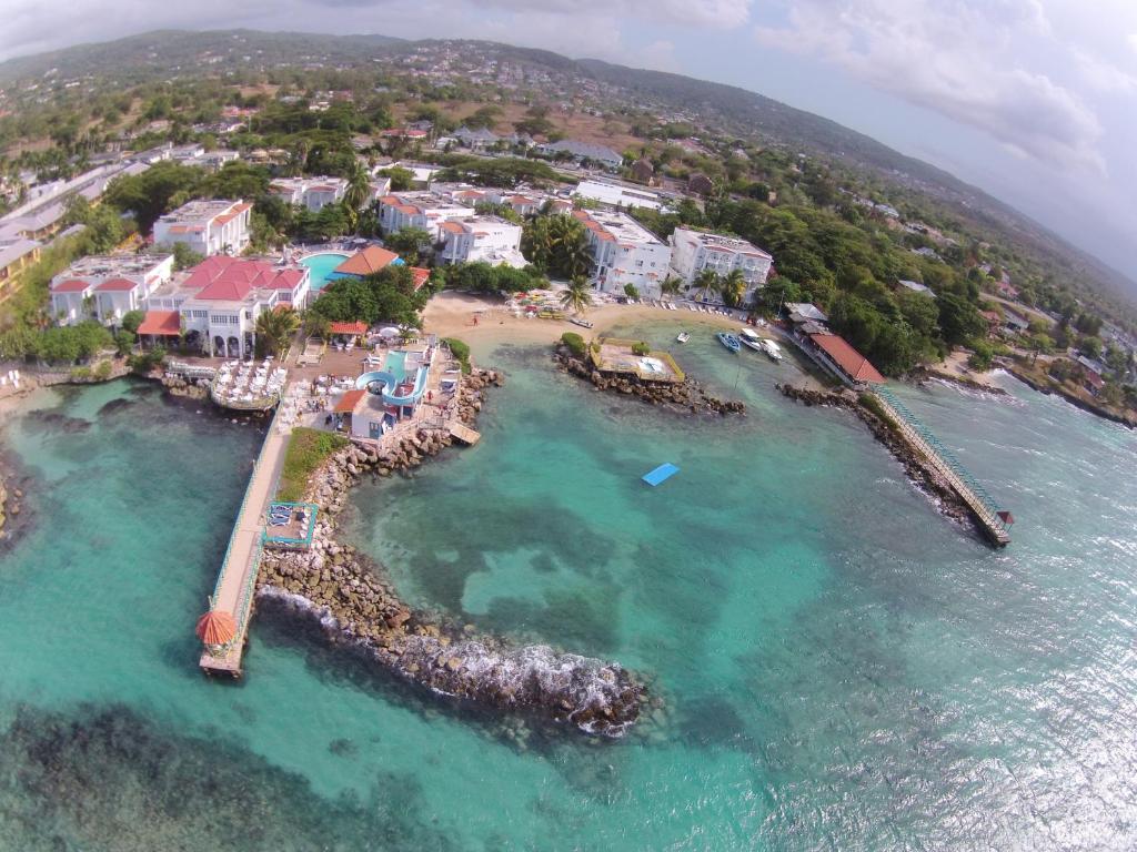 Franklyn D. Resort & Spa — Beach in Runaway Bay
