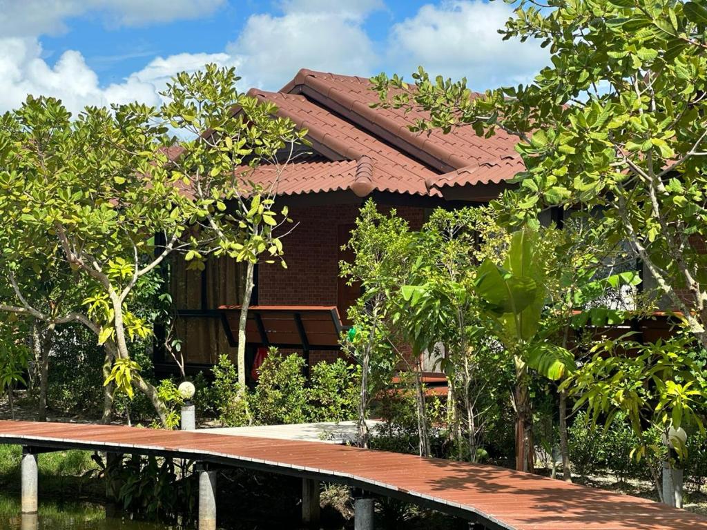 The Beatles Lagoon, Ban Na Bon