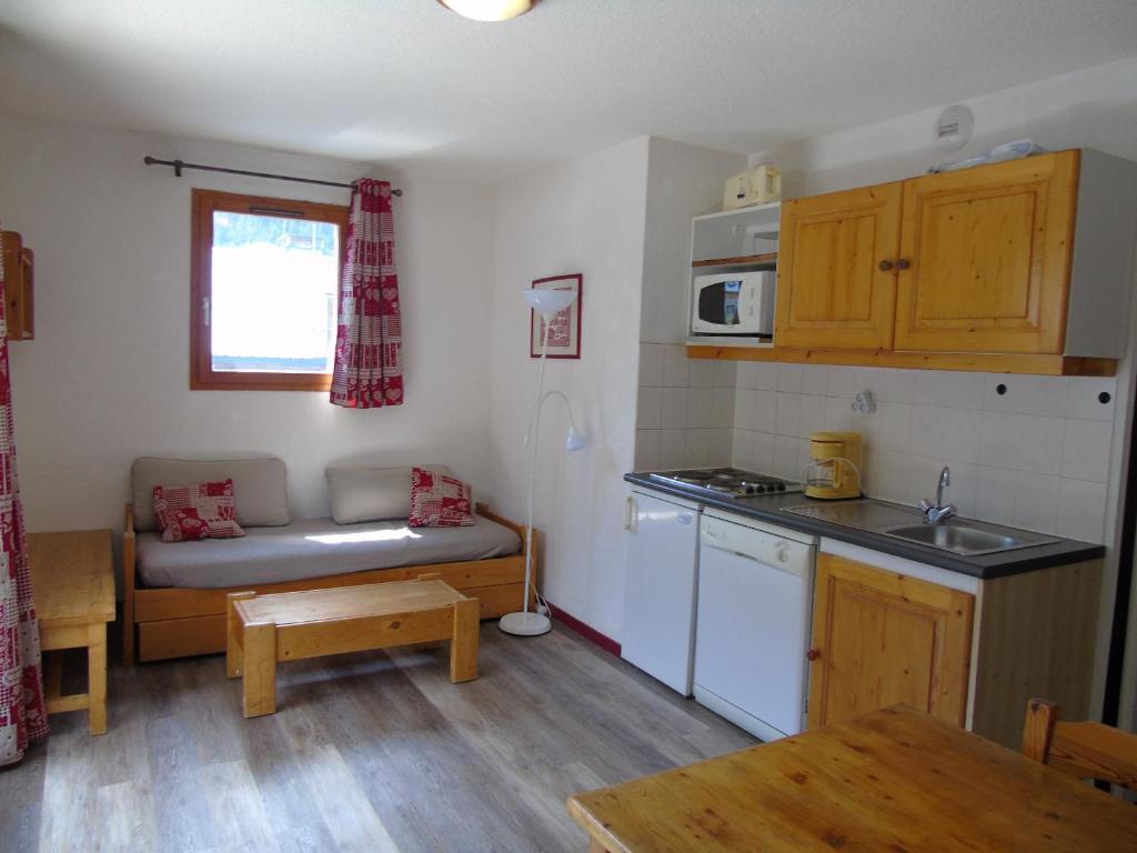 Appartement cozy 6 pers., 50m écoles ski, WIFI, parking, balcon - FR-1-561-18 - 1
