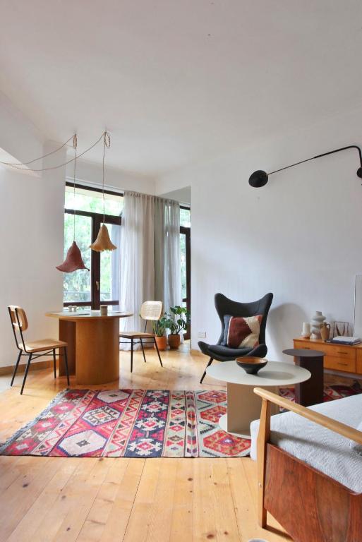 Peaceful Bohemian Apartment – Best Location, Tbilisi