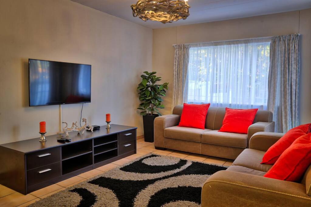 8 on Jenner - Cozy 2- bedroom, close to Town/NUST