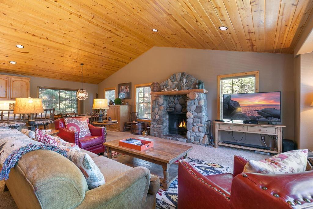 Alpen Glow by Tahoe Getaways - Private Hot Tub, Close to Northstar, Carnelian Bay