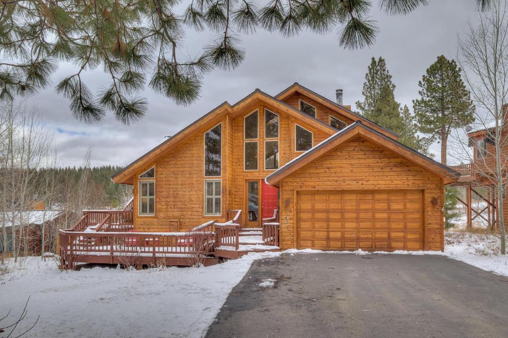 Bitter Brush by Tahoe Getaways -4 BR Pet Friendly, Northstar Home with Hot Tub, Pool Table, & Ski Shuttle, Truckee