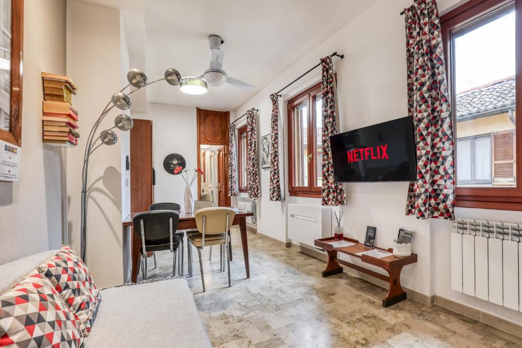 ANGOLO DI CORSO CAVOUR - Ultimo piano centrale e luminoso, Pavia