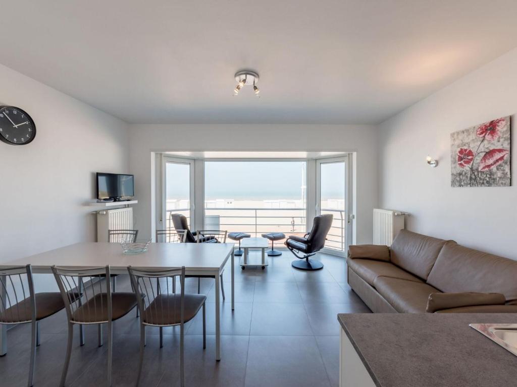 Apartment on Sea Wall with Stunning Views, Koksijde