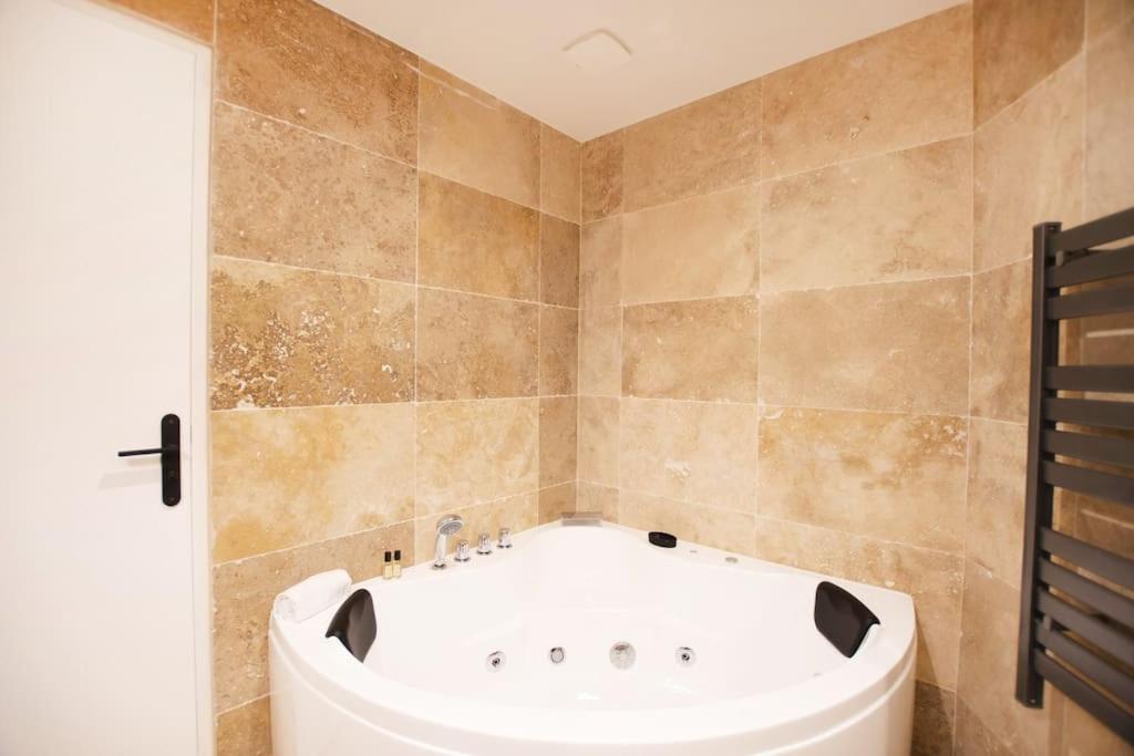 Studio avec jacuzzi dans le 10e - 4