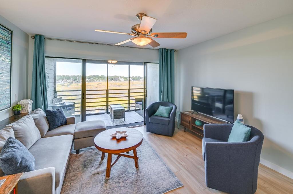 Murrells Inlet Condo with Balcony and Pool Near Pier!, Myrtle Beach