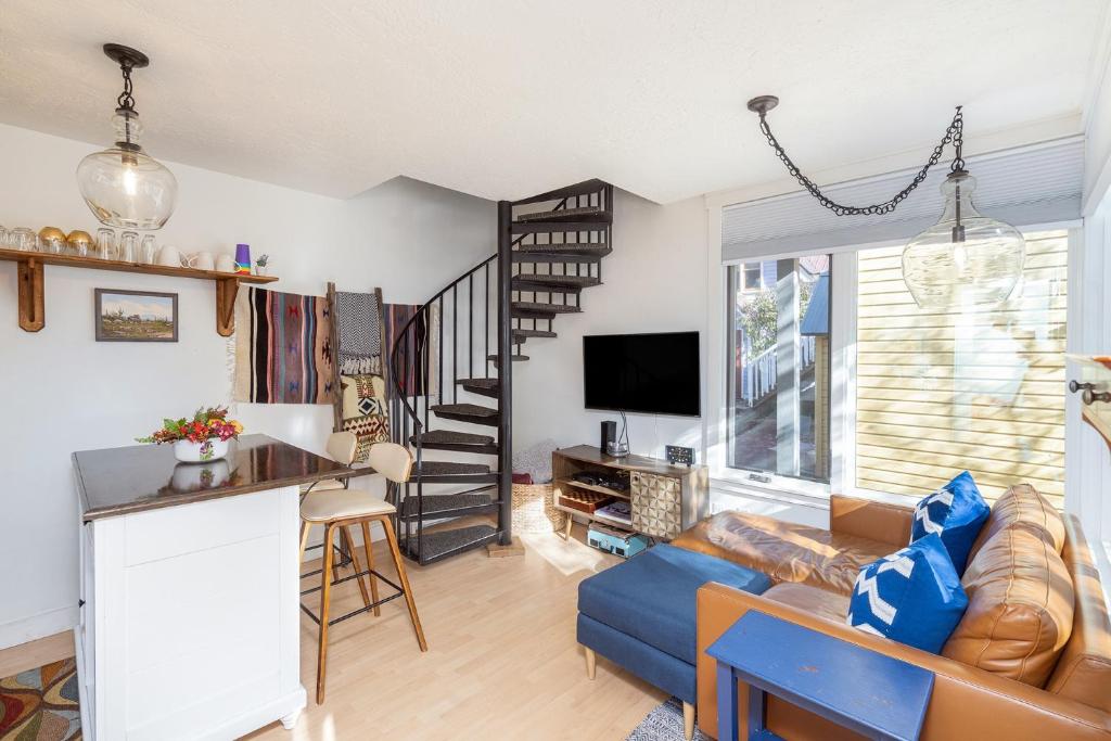 Style & Location! Steps to Gondola, Main Street, River condo, Telluride