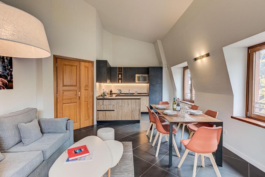 Apartment Alpes V, Alpes Agency, Central Chamonix, Sleeps 5 - 5