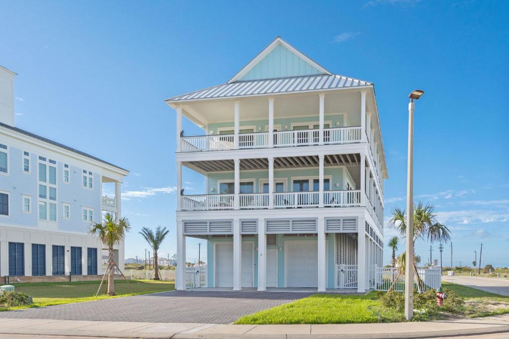Beach view, prime location, EV charger, 6 parking, Galveston