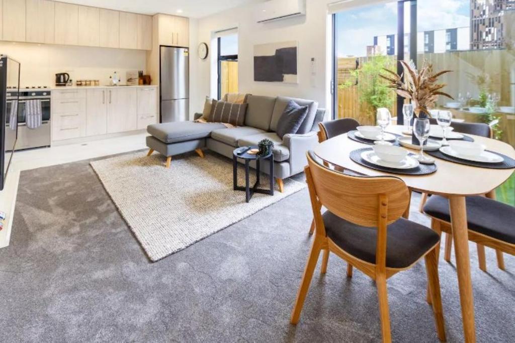 Serenity in the Centre: 2 bed 2 bath, Christchurch