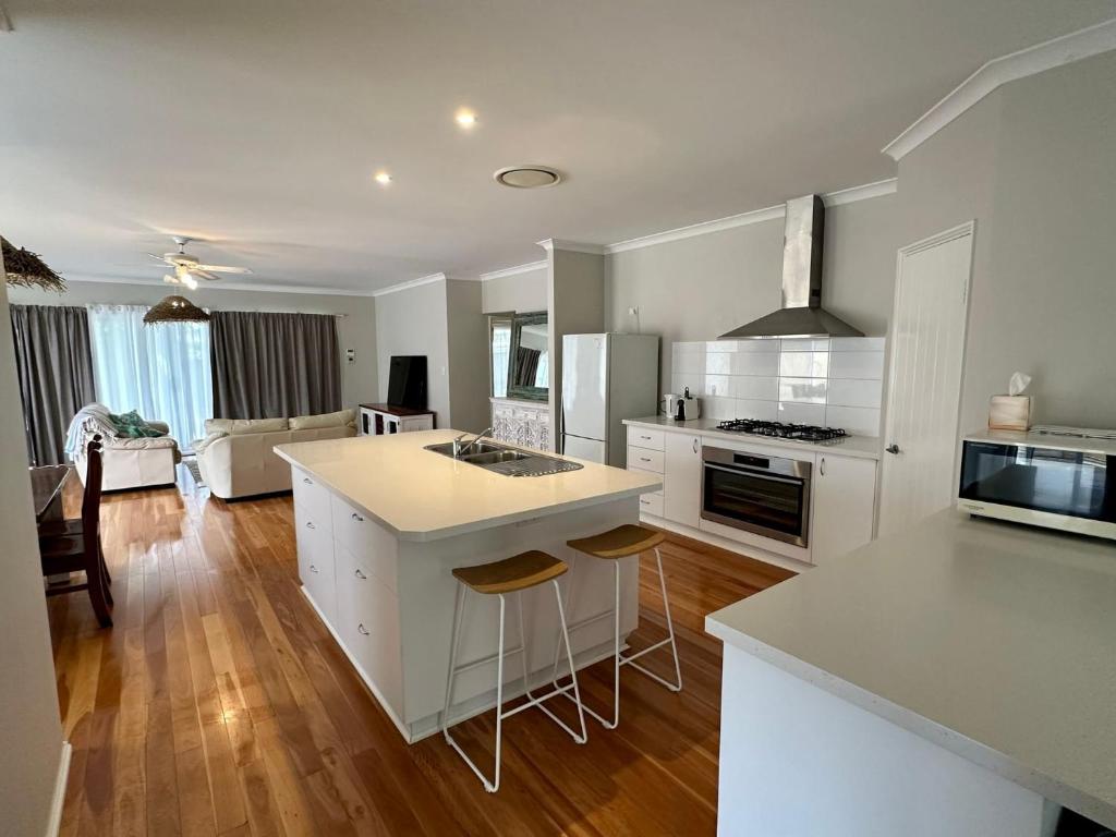 Lazy Daze on Davies, Broadwater