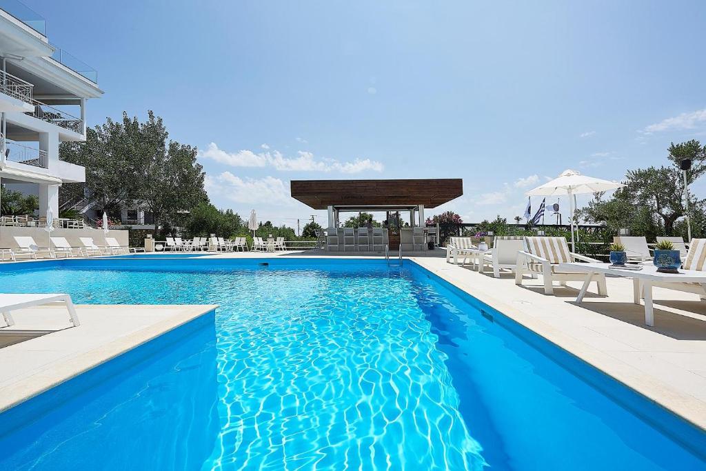 Glavas Inn Hotel — Swimming pool in Gerakini, Central Macedonia