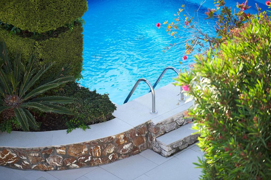 Glavas Inn Hotel — Swimming pool in Gerakini, Central Macedonia