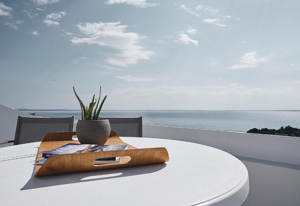 Glavas Inn Hotel — Beach in Gerakini, Central Macedonia