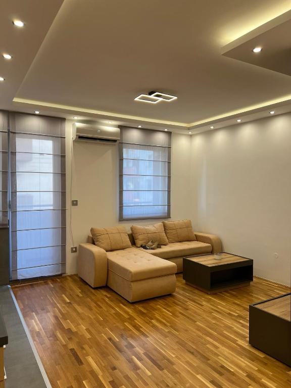 Lux Apartman Inđija, Inđija