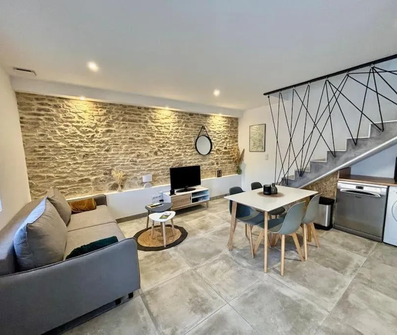 Grange rénovée en duplex idéalement située, hotel in Crêches-sur-Saône