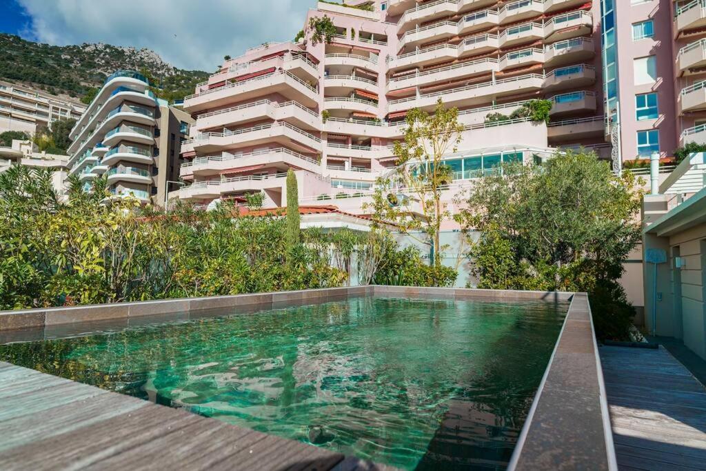 Montecarlo Luxury Apartment Pool - 4