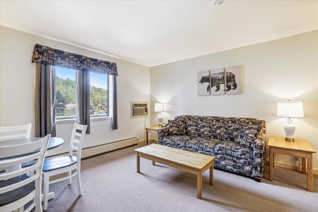 Cedarbrook Deluxe one bedroom suite with outdoor heated pool 11921，位于基灵顿的酒店