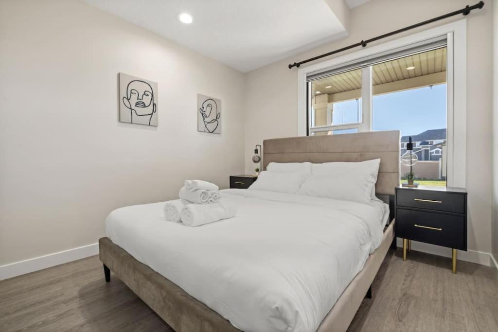 Private Suite with Queen Bed, Queen Sofa Bed, Netflix, Patio, Sleeps 4, Calgary