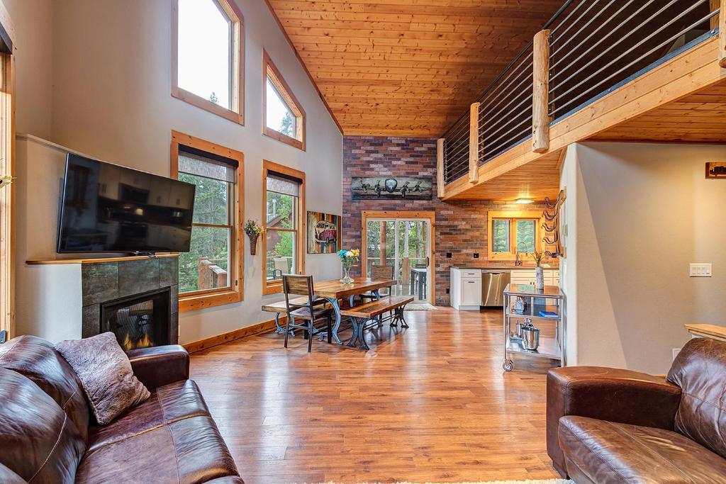 Gorgeous updated mountain home just minutes from the slopes, private hot tub, pool table!, Breckenridge