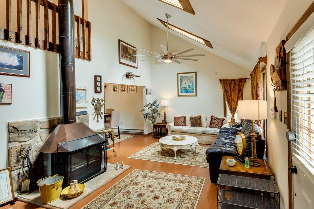 Albrightsville Family Hideaway with Private Hot Tub!