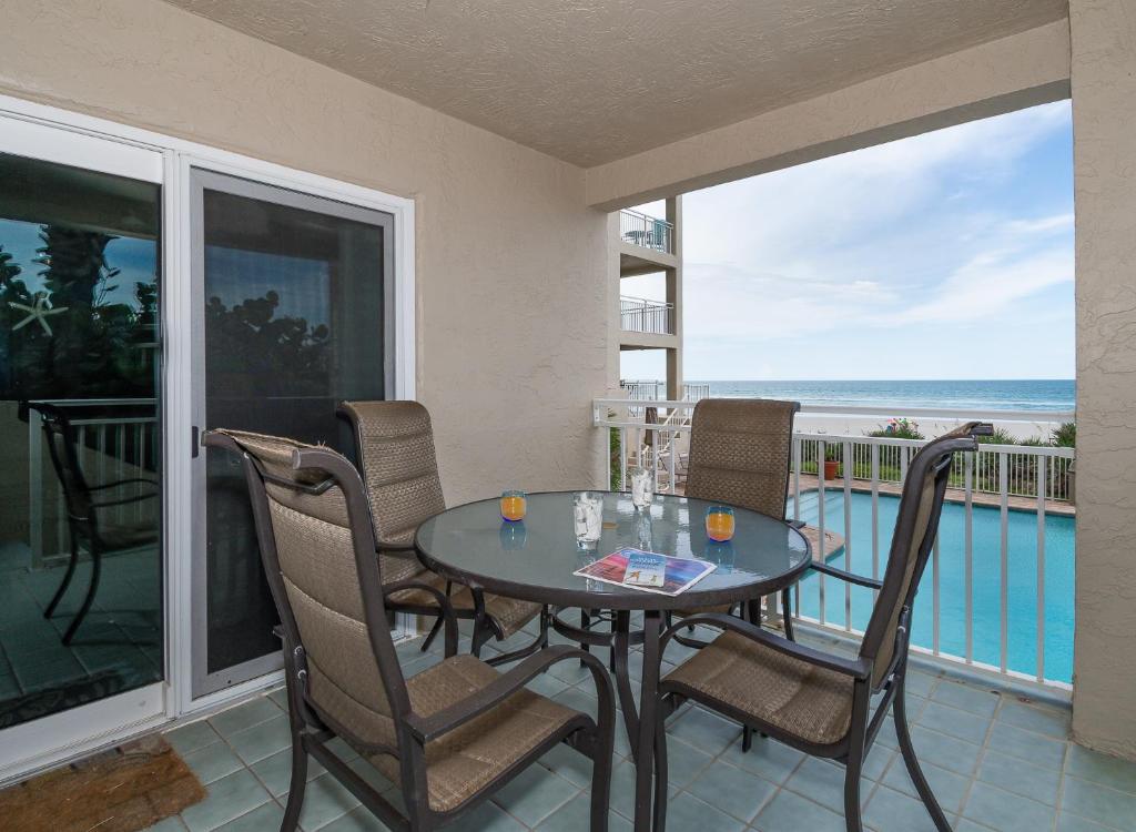 Beachfront Palm House - Walk right out to the pool beach access - PH1B, New Smyrna Beach