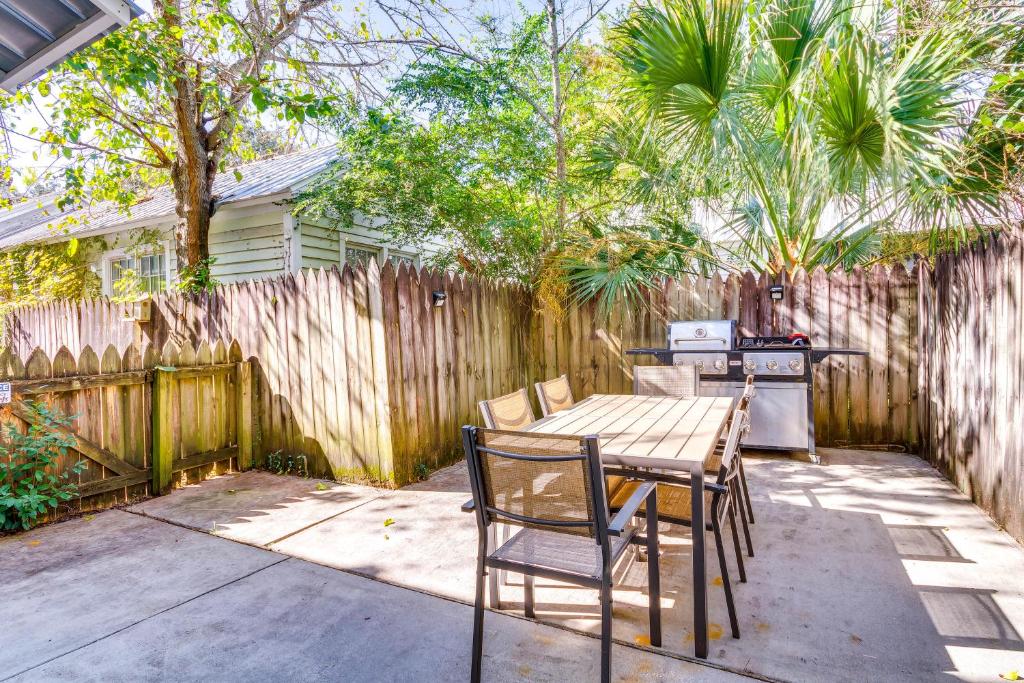 Pensacola Townhome with Patio Near Beaches and Golf!