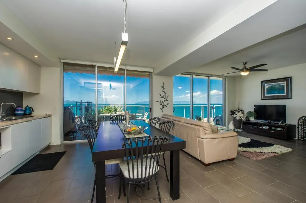 Panoramic Ocean Views 2 bed/2 bath Unit, Nelly Bay，位于耐莉湾的酒店