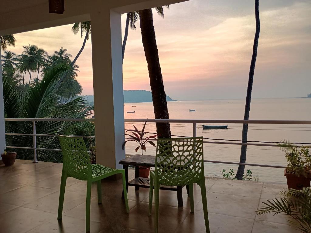 GS Home on the Bay- Super Sea & Garden view Glass studio apartment, Vagator