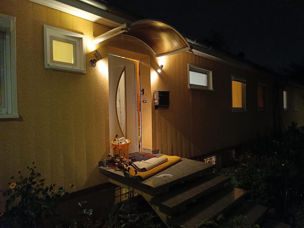 Apartment Untergeschoß, 24 H Check-in,Tv,Internet,Küche, Bad, 2 Guest, freeparking,im Keller, VIP Shuttle Service, Hannover