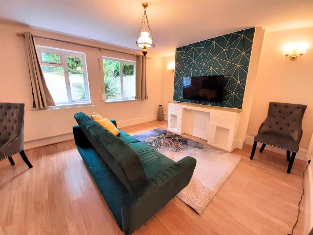 Wokingham - Central 2 beds home with parking, Wokingham