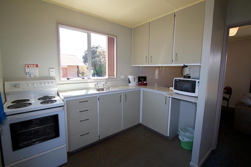 Kitchen, 252 Beachside Motels & Holiday Park in Hokitika