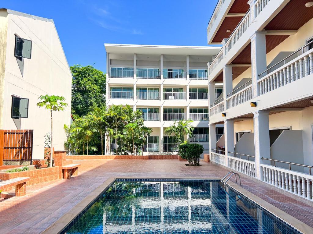 Tri's Miracle Kata Beach Side, Kata pláž