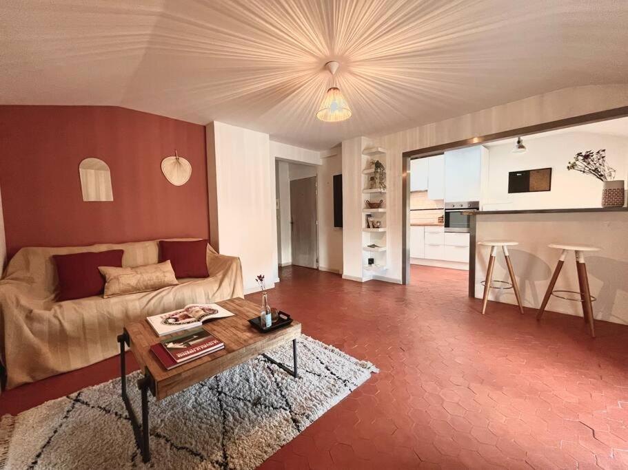 Appartement à pied du centre avec place de parking - 1