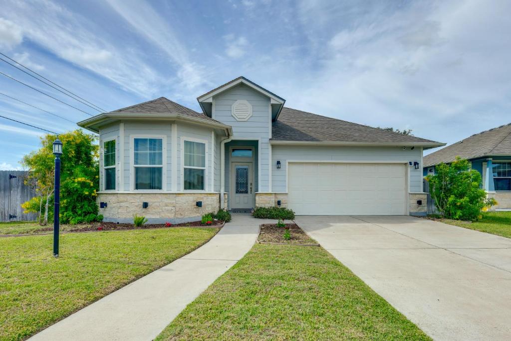 Charming Fulton Retreat Less Than 1 Mi to Ocean and Pier!, Rockport