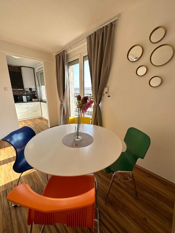 Moderne Apt mit 2 Balkonen, Self check-in, Parking - 3