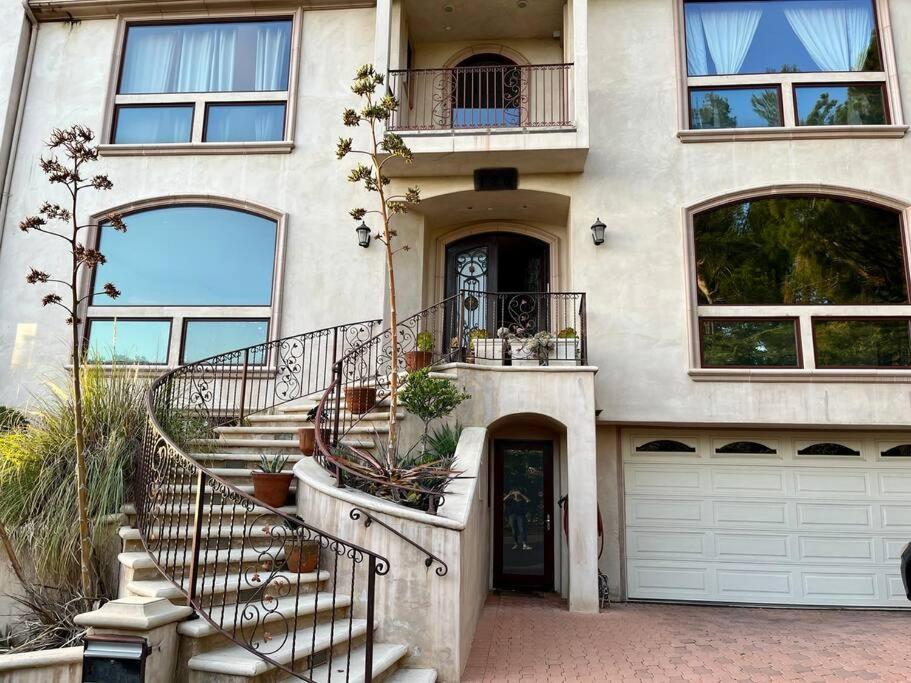 Holiday at Halliday, Los Angeles