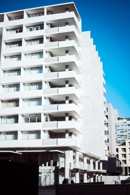 HOLIDAY APARTMENTS AT FREEDOM PLAZA