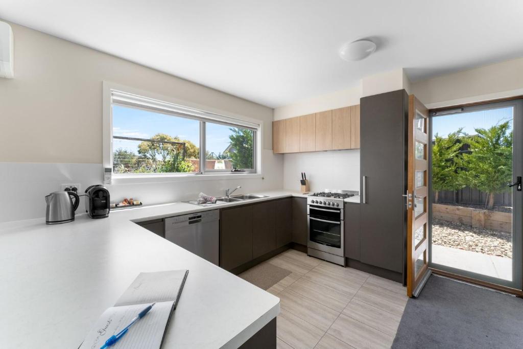 T Bar on Twynam - Modern 2BR Apartment l WiFi l Netflix l BBQ l Smart TV l Air-Con, Jindabyne