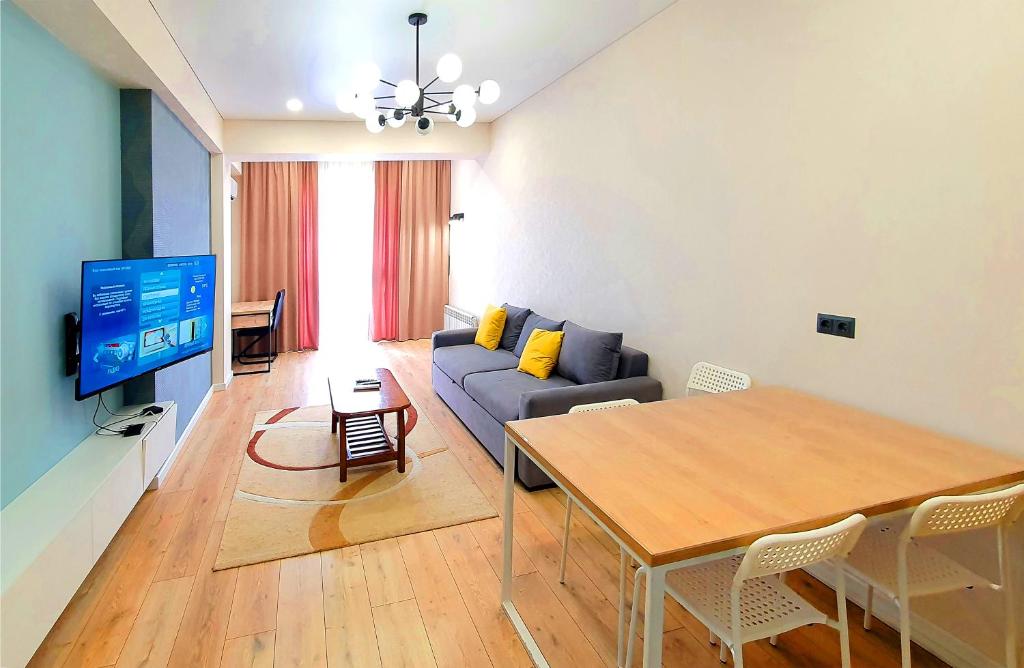 Sunset apartment in the center city, Biškek