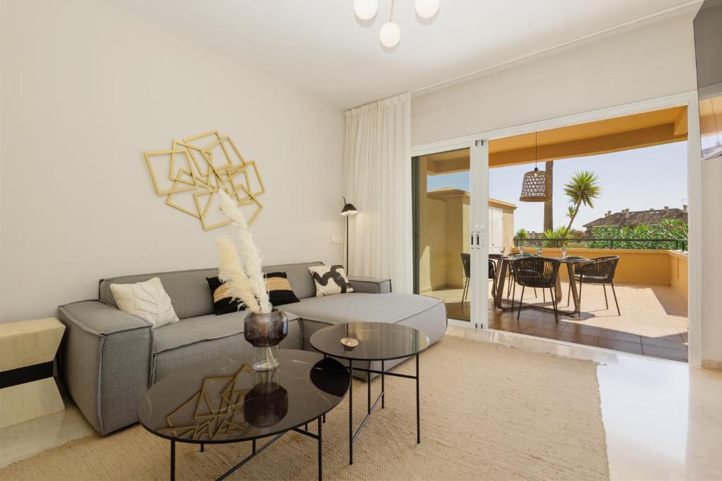 Luxurious frontline golf apartment in Elviria - 3