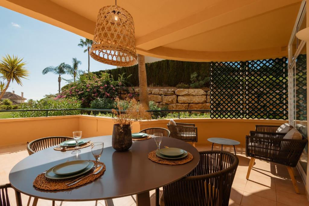 Luxurious frontline golf apartment in Elviria - 4