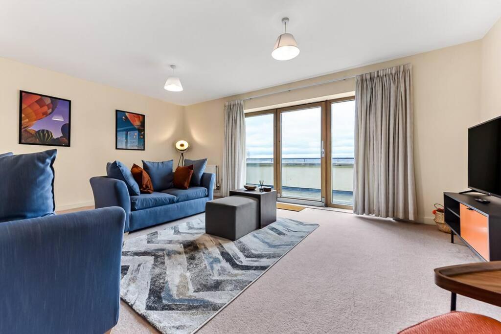 Large Group & Contractor Booking! Duplex w/Parking, Milton Keynes