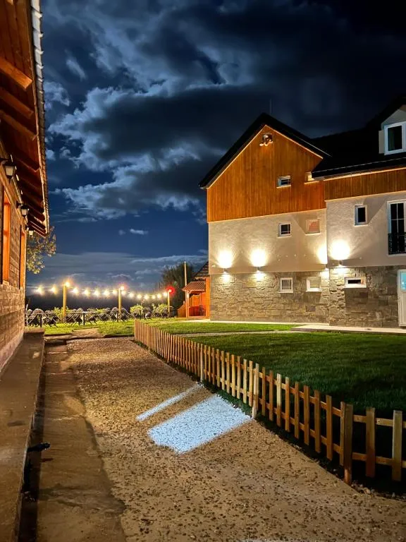 Chestnut Hill, hotel in Bajram Curri
