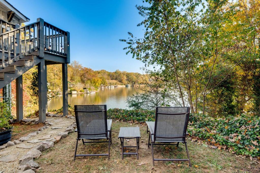 Lakefront Landrum Home with Deck, Fire Pit and Kayaks!